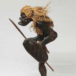 Statue représentant un chasseur en bois   - Photo 1