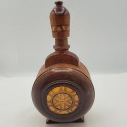 Bouteille vintage en bois sculpter art-déco - Photo zoomée