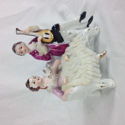 statuette en porcelaine une liseuse et un musicien avec sa mandoline sur un banc - Photo 0