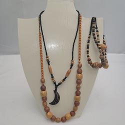 Lot de deux colliers et trois bracelets réglable en perles bois  - Photo zoomée