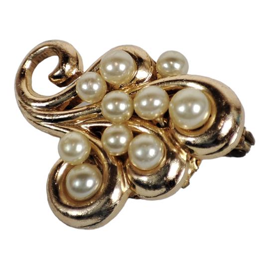 Broche dorée en forme de tourbillons avec petites perles - Photo 3