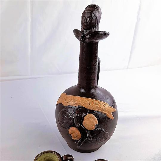 Service à Calvados en poterie - Cruche avec bouchon décoré en liège - 6 tasses à liqueur - Photo 1