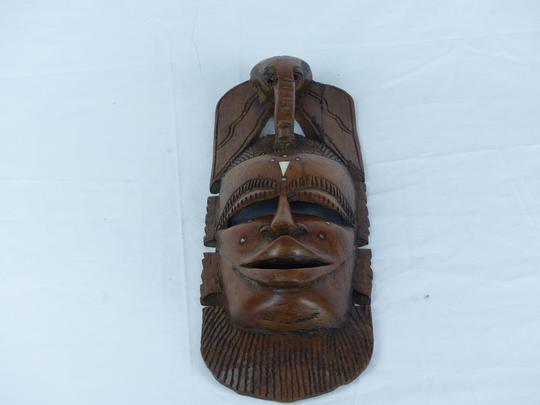 Masque africain en bois sculpté. - Photo 0