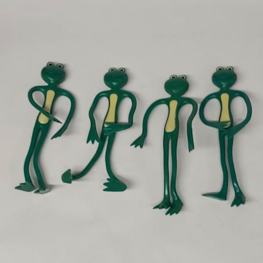 Lot de quatre (4)figurines de grenouilles en plastique - Photo 1