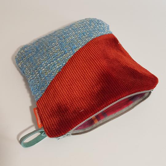 Matières recyclées : pochette plate zippée velours rouge et tweed bleu - Photo 3