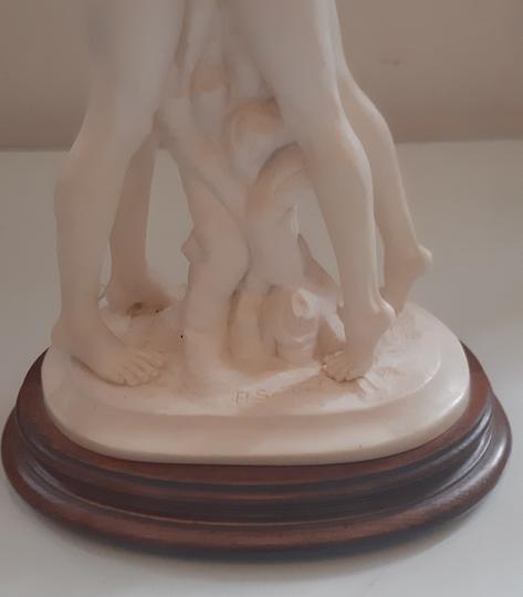 Sculpture Statue Couple Amoureux signé Santini en Résine, albâtre,  socle bois, vintage  - Photo 6