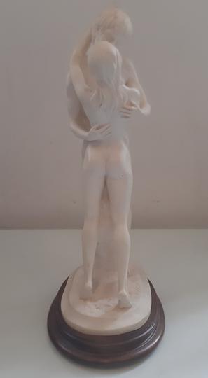 Sculpture Statue Couple Amoureux signé Santini en Résine, albâtre,  socle bois, vintage  - Photo 3