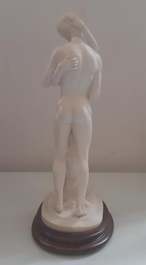 Sculpture Statue Couple Amoureux signé Santini en Résine, albâtre,  socle bois, vintage  - Photo 7