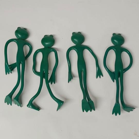 Lot de quatre (4)figurines de grenouilles en plastique - Photo 0