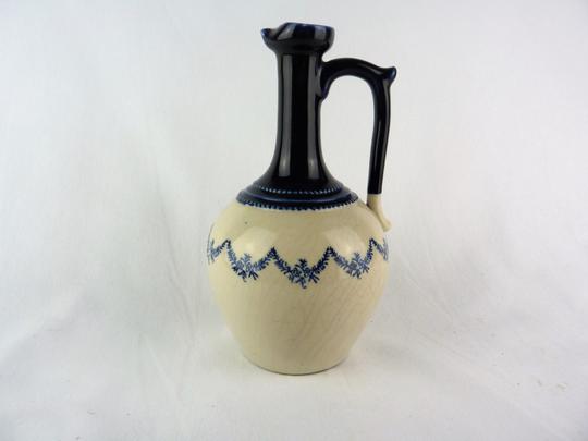 Vase artisanal ancien  en porcelaine a motif floral bleu et blanc - Photo 0