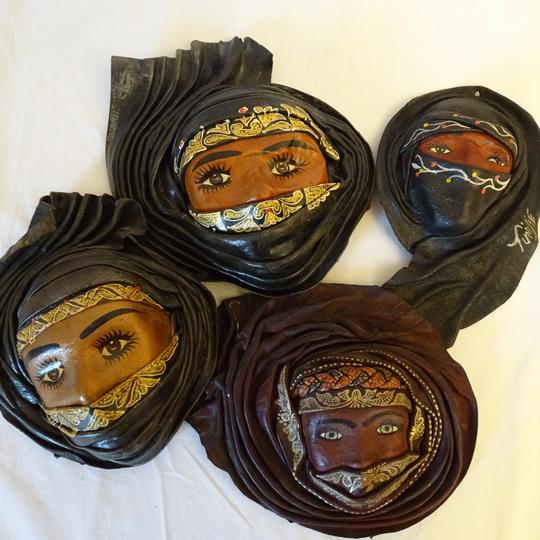 Lot de 4 masques tunisiens traditionnels de femmes en tissu et cuir - Photo 0