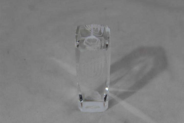 Presse papier en cristal avec un candélabre à l'intérieur - Photo 2