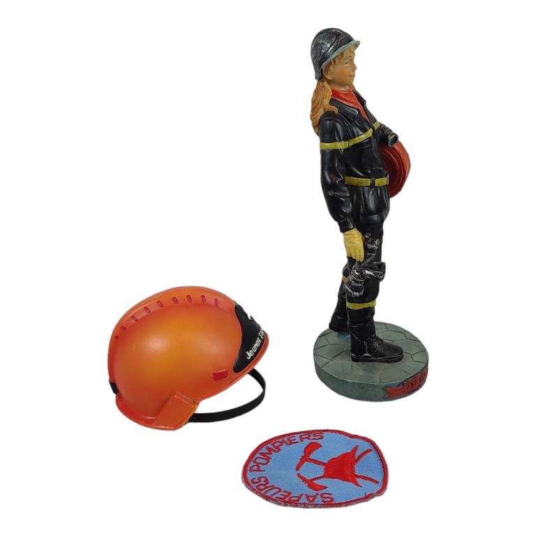 Lot 3 objets de collection thème Sapeurs Pompiers : statuette 20 cm en résine + écusson en tissu + casque de pompier en résine 7,5 cm - Photo 1
