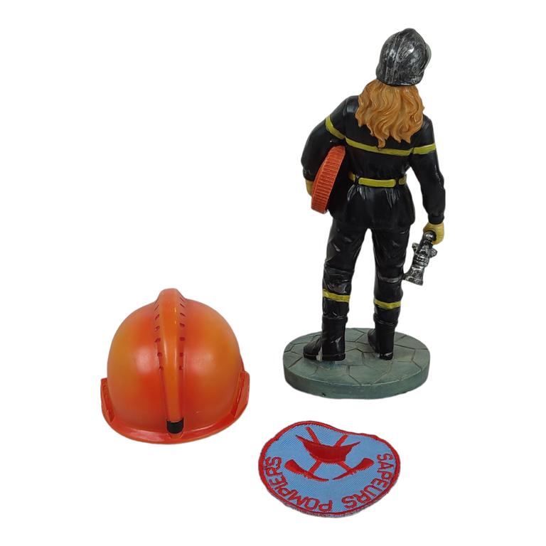 Lot 3 objets de collection thème Sapeurs Pompiers : statuette 20 cm en résine + écusson en tissu + casque de pompier en résine 7,5 cm - Photo 2