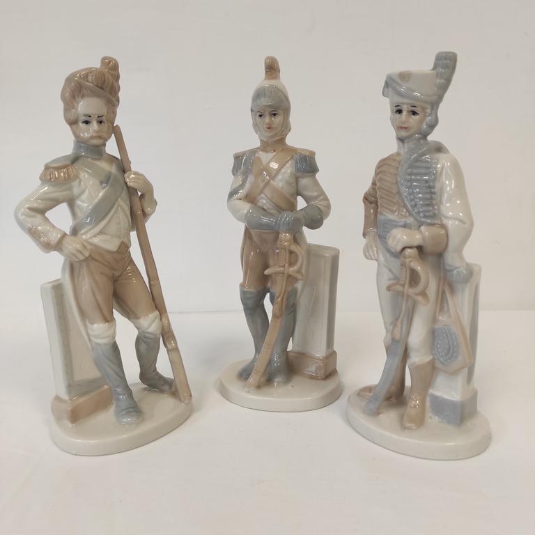 lot de 3 anciennes statuettes en biscuit porcelaine ; soldat Napoléonien Cuirassier - Photo 1