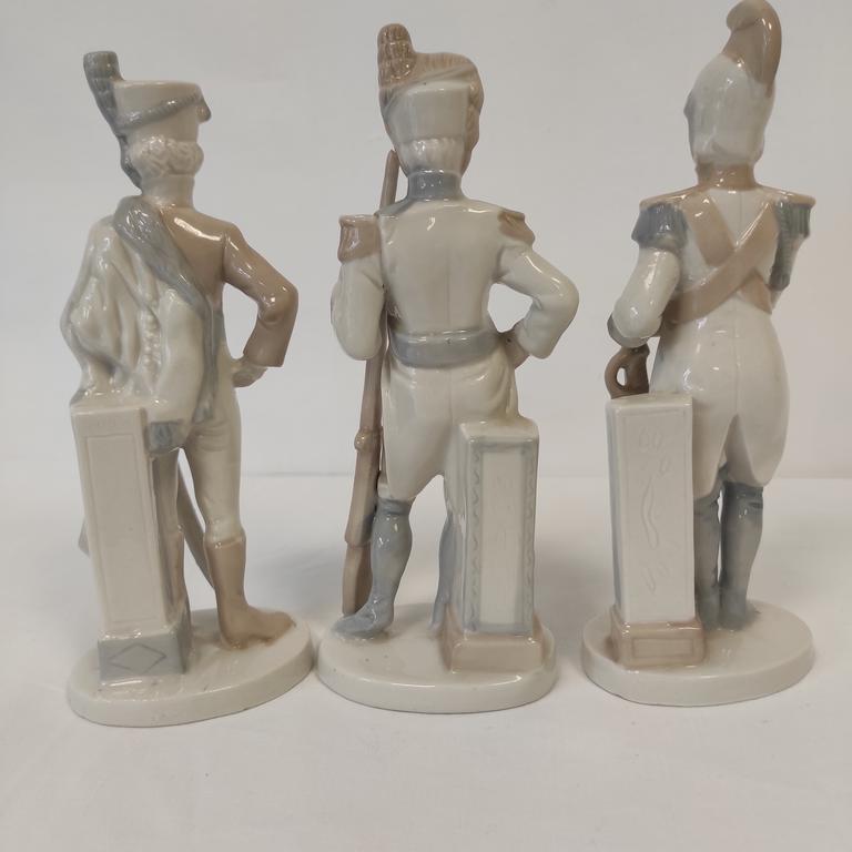 lot de 3 anciennes statuettes en biscuit porcelaine ; soldat Napoléonien Cuirassier - Photo 3